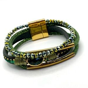 Unsigned magnetic clasp Green and Gold tone Beaded Bracelet